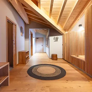 https://la-cour-aux-ecureuils.hotels-rhonealpes.com